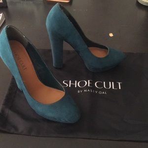Faux suede green platform stacked heel pump